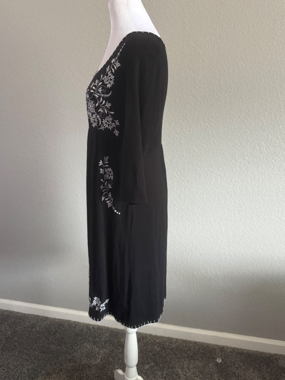 Chelsea & Theodore embroidered Black/White knit dress Size Medium Petite - Picture 4 of 9